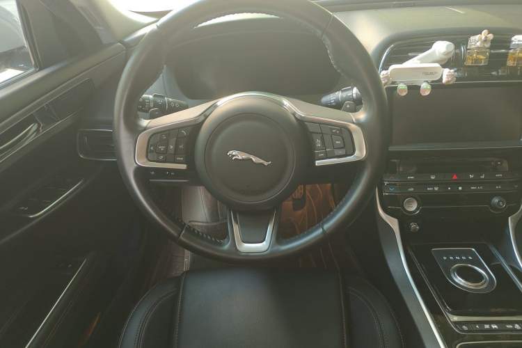 Used Jaguar XEL 2018 2.0T 200 PS Premium Edition Steering Wheel