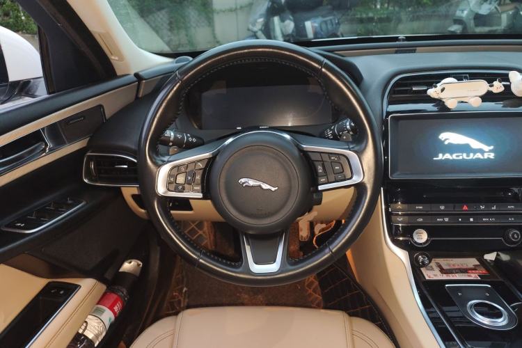 Used Jaguar XEL 2018 2.0T 200 PS Premium Edition Steering Wheel