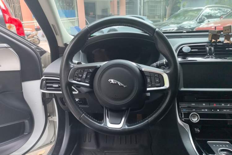 Used Jaguar XEL 2018 2.0T 250 PS Premium Edition Steering Wheel