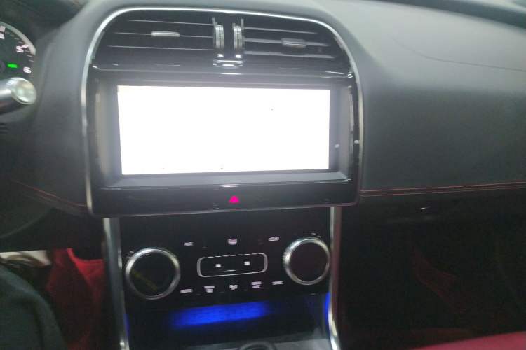 Used Jaguar XEL 2019 2.0T 200 PS Deluxe Edition Audio And AC Panel