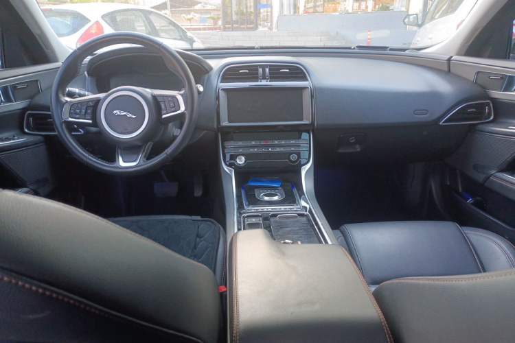 Used Jaguar XEL 2019 2.0T 250 PS Premium Edition Center Console