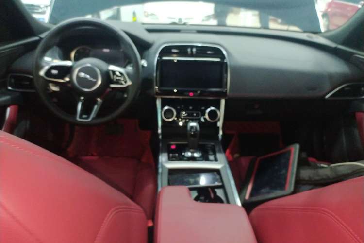 Used Jaguar XEL 2019 2.0T 200 PS Deluxe Edition Center Console