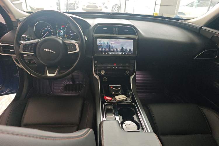 Used Jaguar XEL 2019 2.0T 200 PS Luxury Edition Center Console