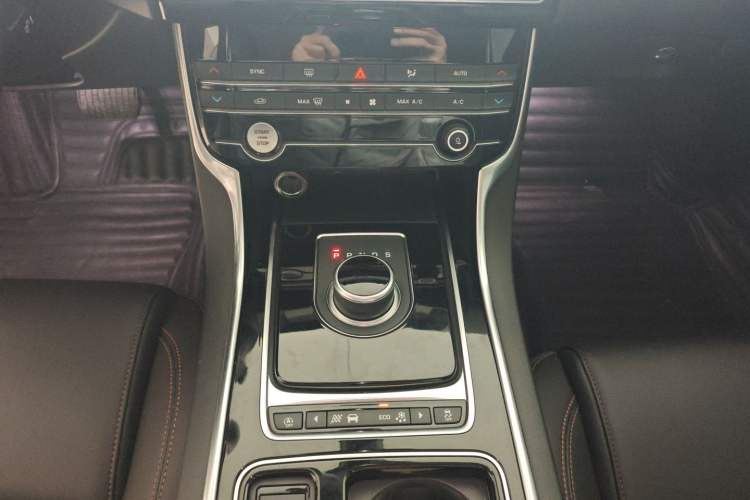 Used Jaguar XEL 2019 2.0T 200 PS Luxury Edition Gear Lever
