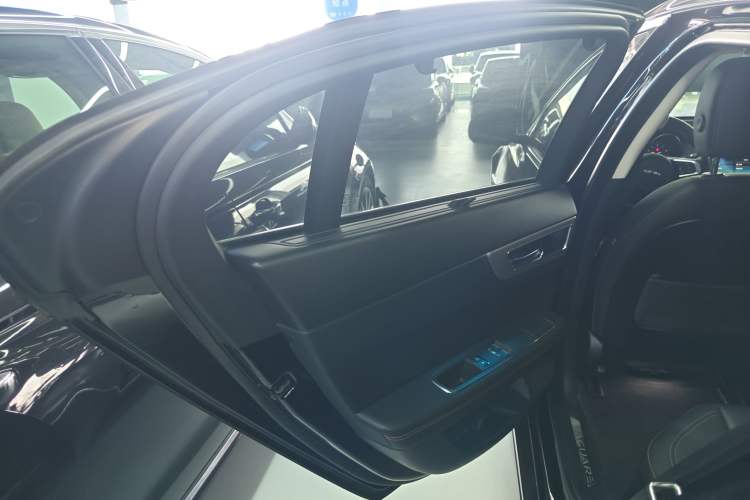 Used Jaguar XEL 2019 2.0T 200 PS Luxury Edition Interior 8