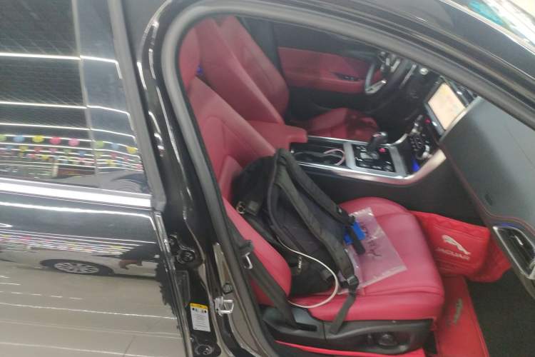 Used Jaguar XEL 2019 2.0T 200 PS Deluxe Edition Right Front Seat