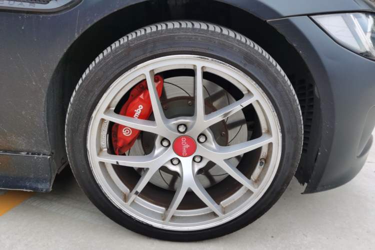 Used Jaguar XEL 2019 2.0T 250 PS Premium Edition Right Front Wheel Hub