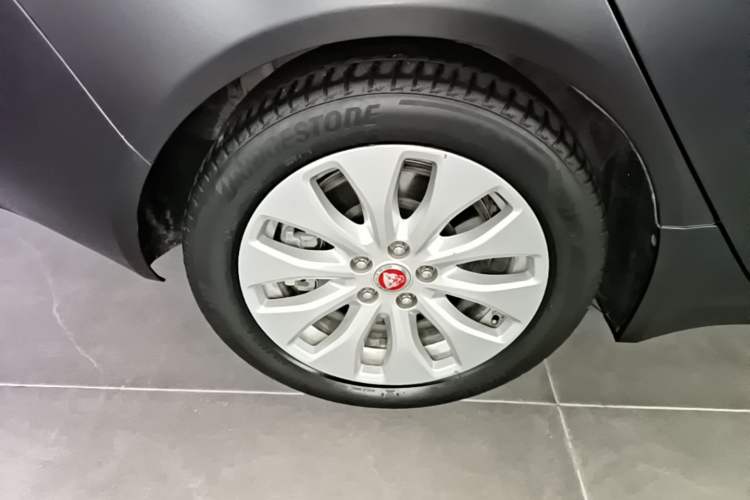 Used Jaguar XEL 2019 2.0T 200 PS Elite Edition Right Rear Wheel Hub