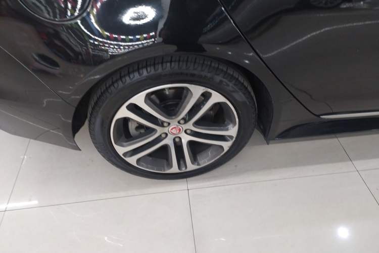 Used Jaguar XEL 2019 2.0T 200 PS Deluxe Edition Right Rear Wheel Hub