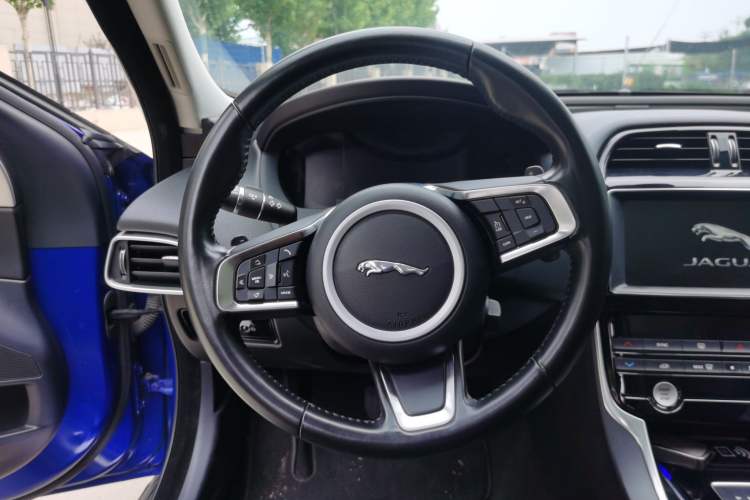 Used Jaguar XEL 2019 2.0T 250 PS Premium Edition Steering Wheel