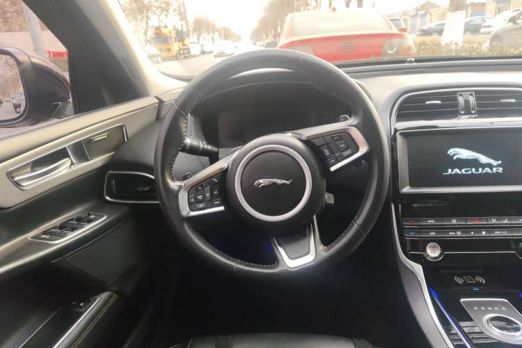Used Jaguar XEL 2019 2.0T 250 PS Premium Edition Steering Wheel