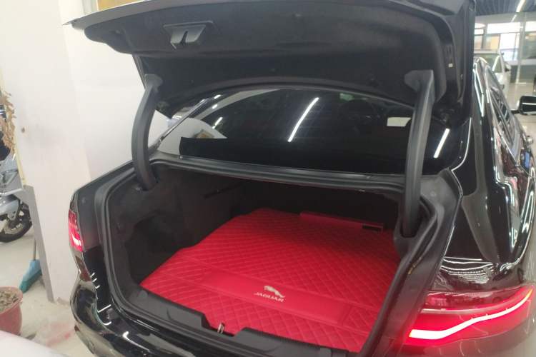 Used Jaguar XEL 2019 2.0T 200 PS Deluxe Edition Trunk