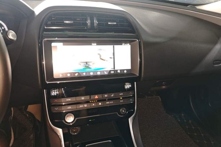 Used Jaguar XEL 2019 2.0T 200 PS Deluxe Edition Audio And AC Panel