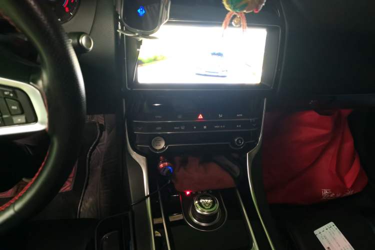 Used Jaguar XEL 2019 2.0T 200 PS Luxury Edition Audio And AC Panel