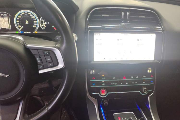 Used Jaguar XEL 2019 2.0T 200 PS Deluxe Edition Audio And AC Panel