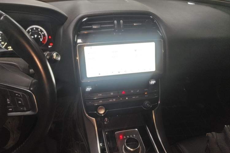 Used Jaguar XEL 2019 2.0T 200 PS Deluxe Edition Audio And AC Panel