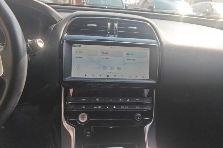 Used Jaguar XEL 2019 2.0T 200 PS Deluxe Edition Audio And AC Panel