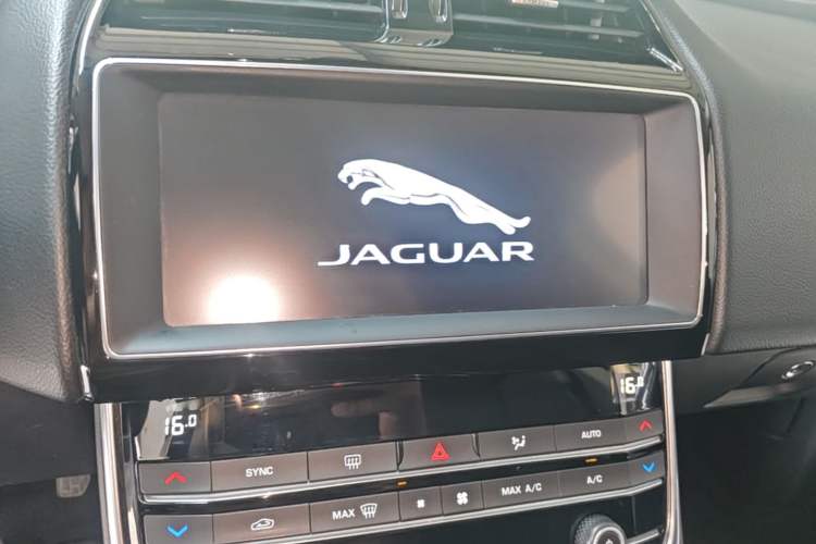 Used Jaguar XEL 2019 2.0T 200 PS Luxury Edition Audio And AC Panel