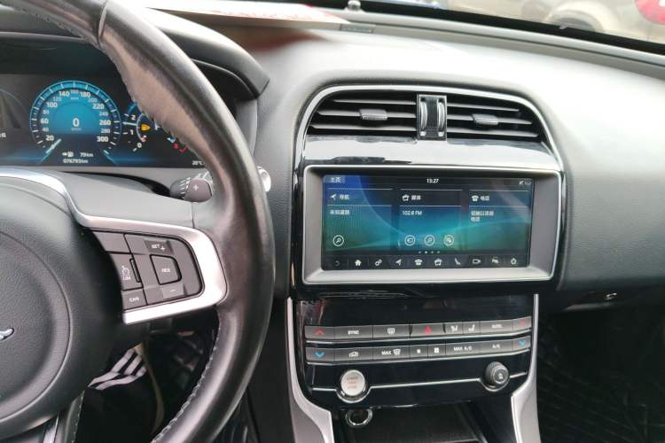 Used Jaguar XEL 2019 2.0T 200 PS Deluxe Edition Audio And AC Panel