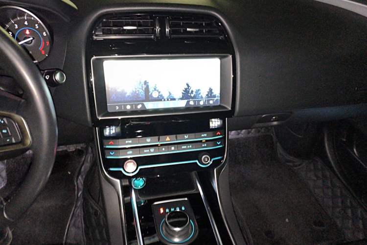 Used Jaguar XEL 2019 2.0T 200 PS Luxury Edition Audio And AC Panel