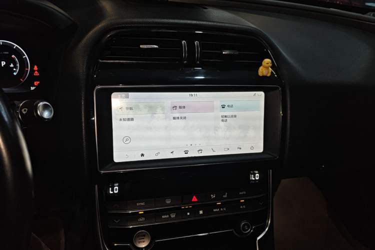 Used Jaguar XEL 2019 2.0T 200 PS Deluxe Edition Audio And AC Panel