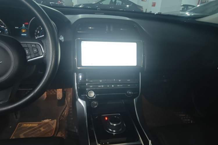 Used Jaguar XEL 2019 2.0T 200 PS Elite Edition Audio And AC Panel