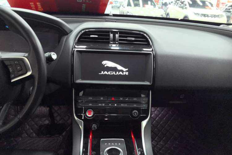 Used Jaguar XEL 2019 2.0T 200 PS Deluxe Edition Audio And AC Panel