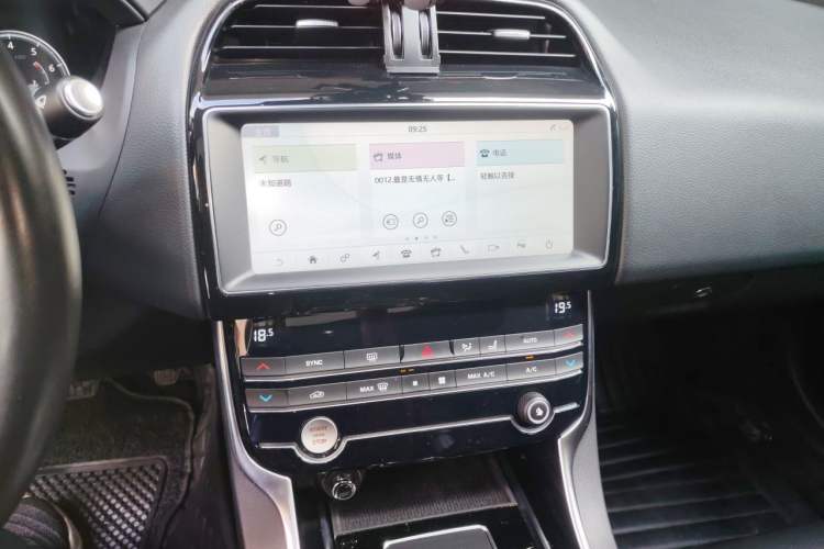 Used Jaguar XEL 2019 2.0T 200 PS Deluxe Edition Audio And AC Panel