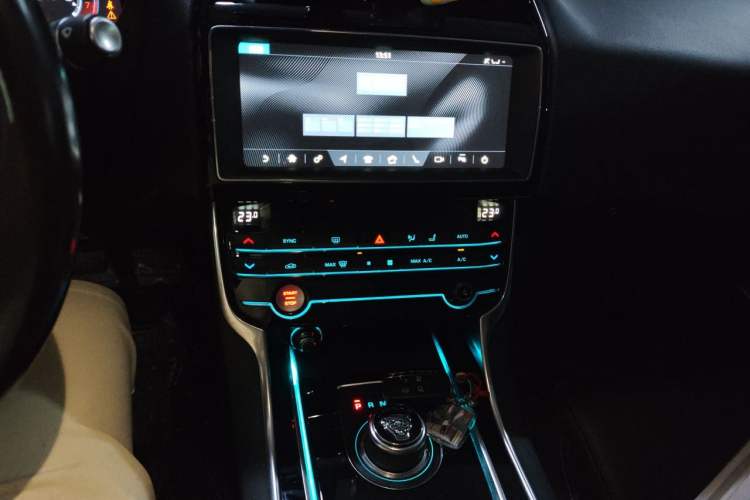 Used Jaguar XEL 2019 2.0T 250 PS Premium Edition Audio And AC Panel