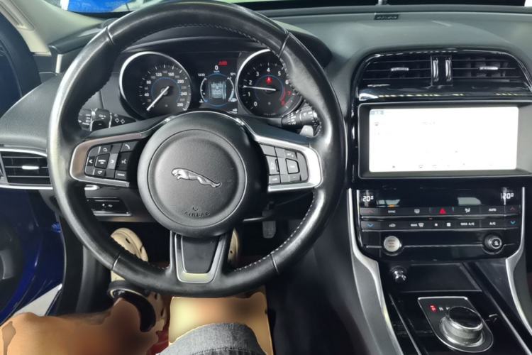 Used Jaguar XEL 2019 2.0T 200 PS Luxury Edition Center Console