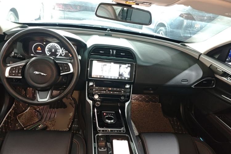 Used Jaguar XEL 2019 2.0T 200 PS Deluxe Edition Center Console