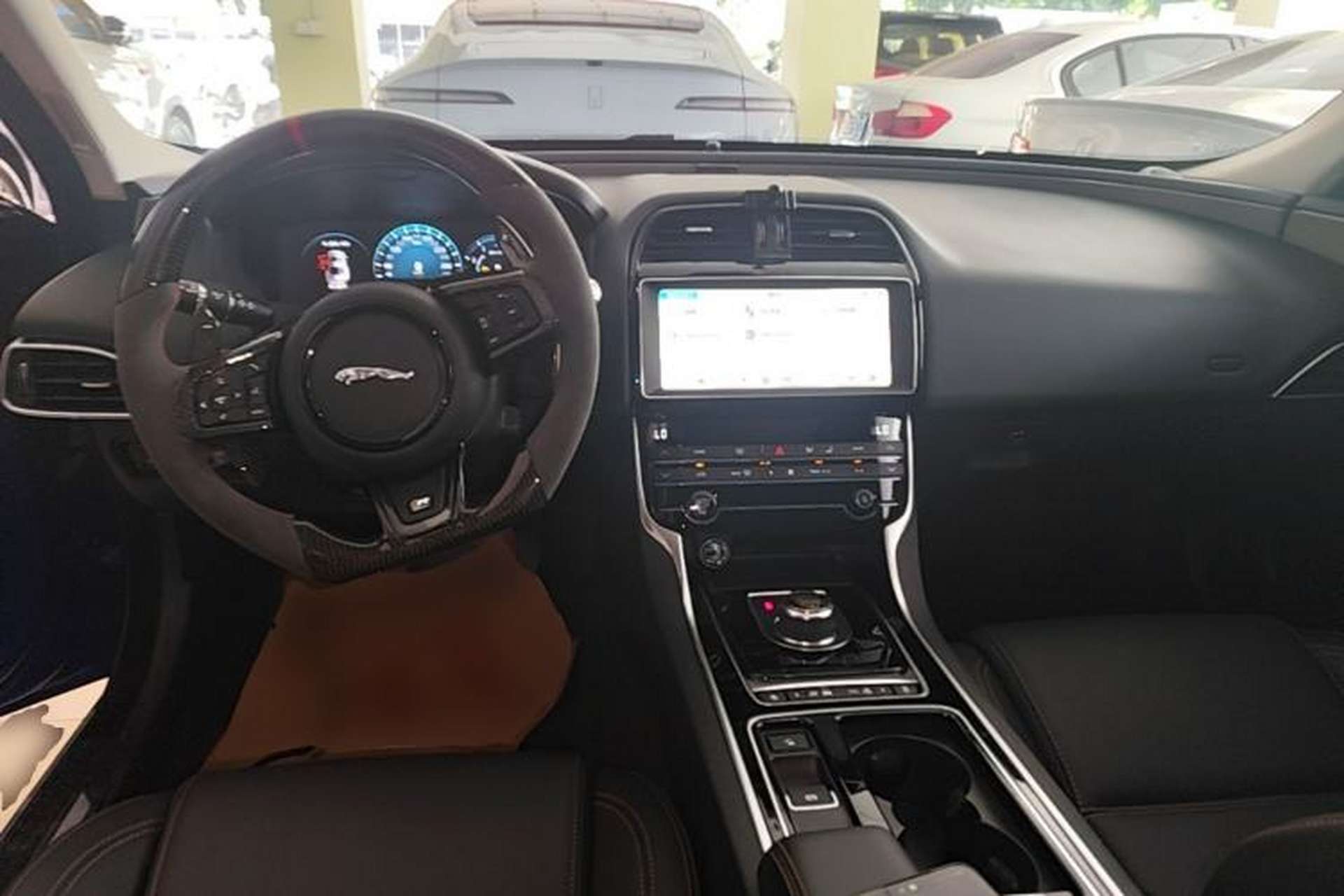 Used Jaguar XEL 2019 2.0T 200 PS Deluxe Edition Center Console