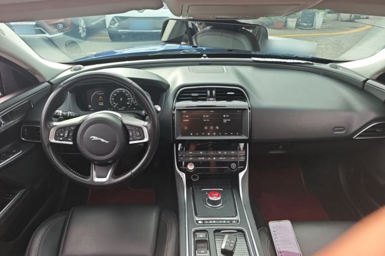 Used Jaguar XEL 2019 2.0T 200 PS Deluxe Edition Center Console