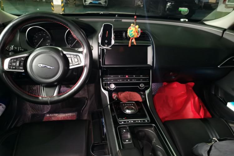 Used Jaguar XEL 2019 2.0T 200 PS Luxury Edition Center Console
