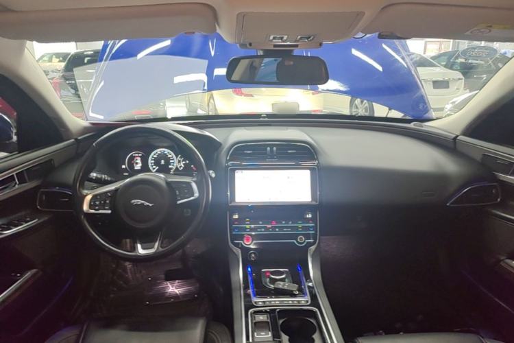 Used Jaguar XEL 2019 2.0T 200 PS Deluxe Edition Center Console