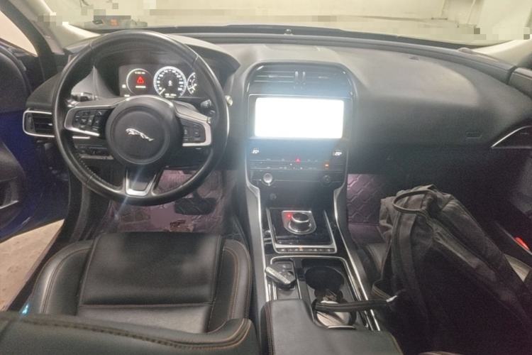Used Jaguar XEL 2019 2.0T 200 PS Deluxe Edition Center Console