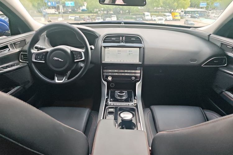 Used Jaguar XEL 2019 2.0T 200 PS Deluxe Edition Center Console
