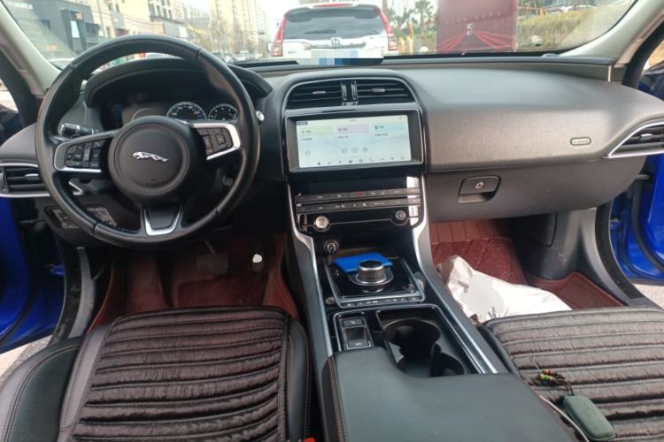 Used Jaguar XEL 2019 2.0T 200 PS Deluxe Edition Center Console