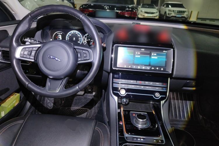 Used Jaguar XEL 2019 2.0T 200 PS Deluxe Edition Center Console