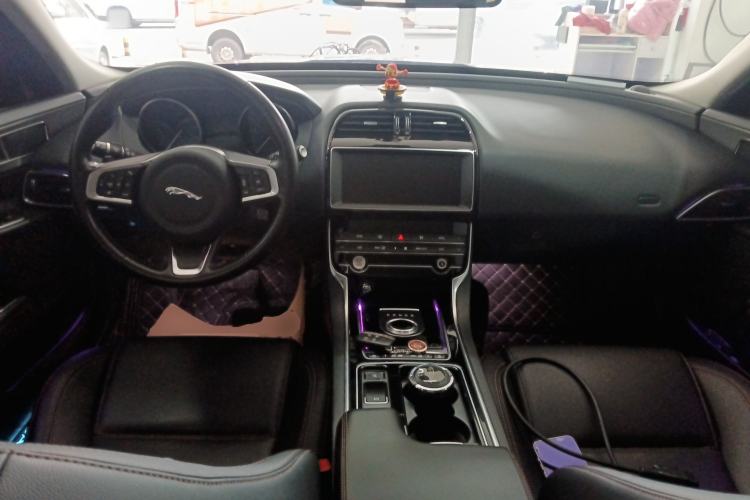 Used Jaguar XEL 2019 2.0T 200 PS Luxury Edition Center Console