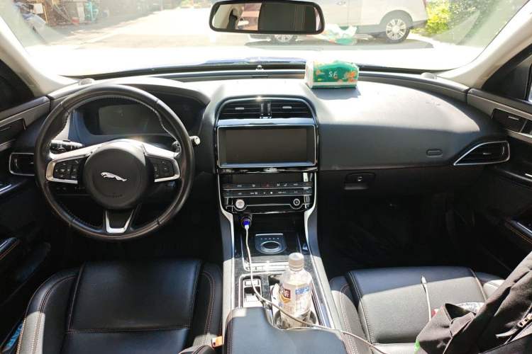 Used Jaguar XEL 2019 2.0T 200 PS Deluxe Edition Center Console