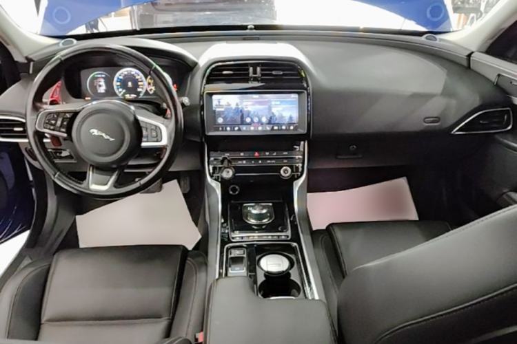 Used Jaguar XEL 2019 2.0T 200 PS Deluxe Edition Center Console
