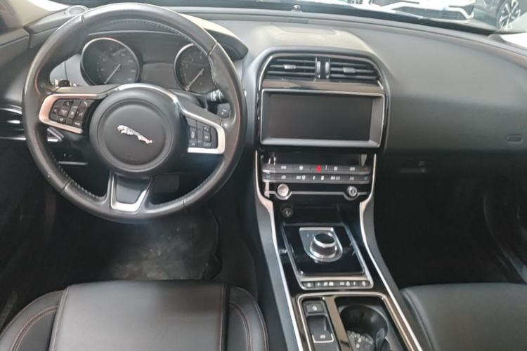Used Jaguar XEL 2019 2.0T 200 PS Luxury Edition Center Console