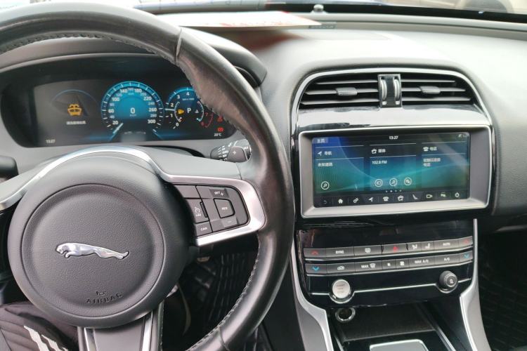 Used Jaguar XEL 2019 2.0T 200 PS Deluxe Edition Center Console