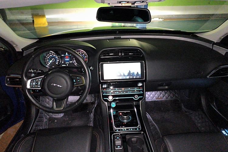 Used Jaguar XEL 2019 2.0T 200 PS Luxury Edition Center Console