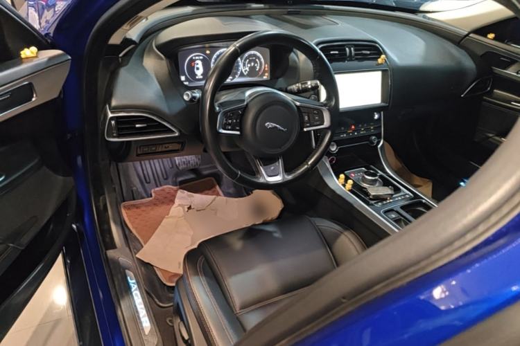 Used Jaguar XEL 2019 2.0T 200 PS Deluxe Edition Center Console