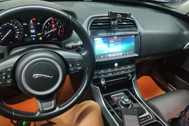 Used Jaguar XEL 2019 2.0T 200 PS Elite Edition Center Console
