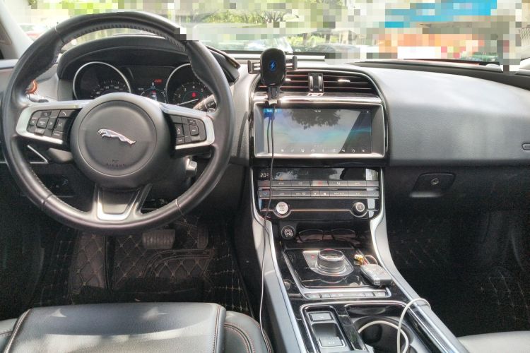 Used Jaguar XEL 2019 2.0T 200 PS Luxury Edition Center Console