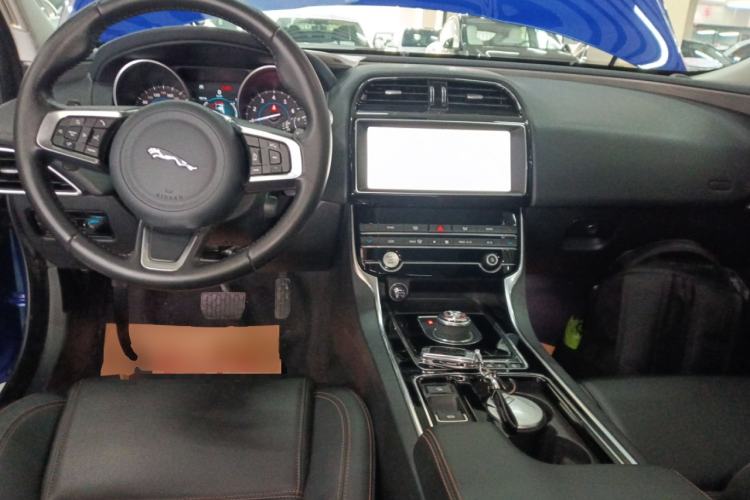 Used Jaguar XEL 2019 2.0T 200 PS Luxury Edition Center Console
