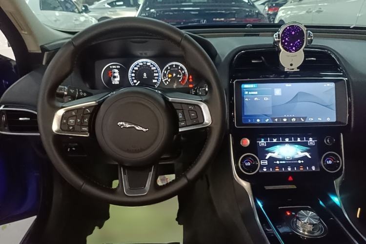 Used Jaguar XEL 2019 2.0T 200 PS Deluxe Edition Center Console